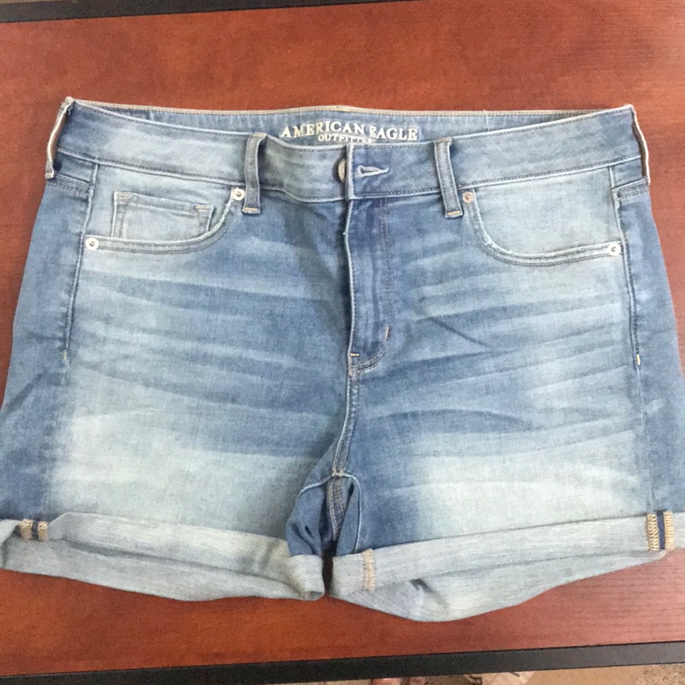 American Eagle Light Denim Shorts  size 14